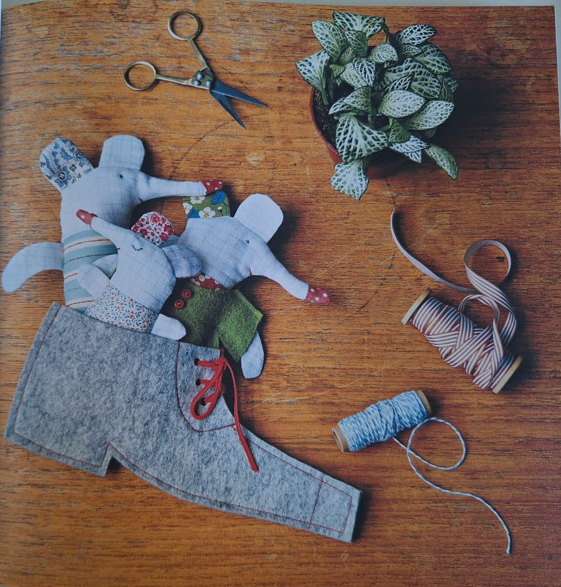 How To Sew : Mollie Makes Book